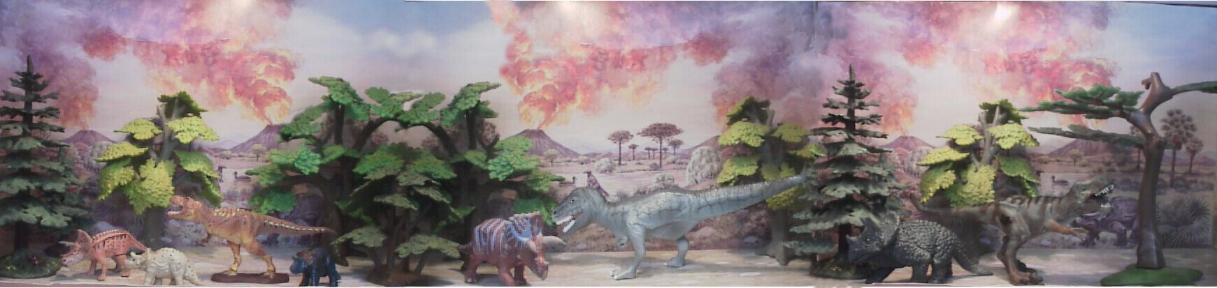 Starting on the left are the new Kaiyodo Tyrannosaurus and Triceratops premiums.  The two small Triceratops are from the Jurassic Park III figures.  Continuing left is the Battat Boston Museum series mini Triceratops and a Play Vision American Natural History series Tyrannosaurus.  Finally there is a Bullyland Triceratops from their medium figure line with a JP3 Tyrannosaurus.